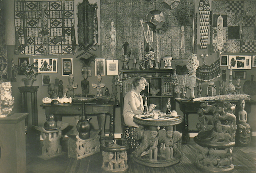 Nell Walden in ihrer Berliner Wohnung mit ihren Sammlungen aussereuropäischer Kunst. Um 1925, Hdschr. 121, Blatt 81 v, Handschriftenabteilung, Staatsbibliothek zu Berlin, Foto: bpk